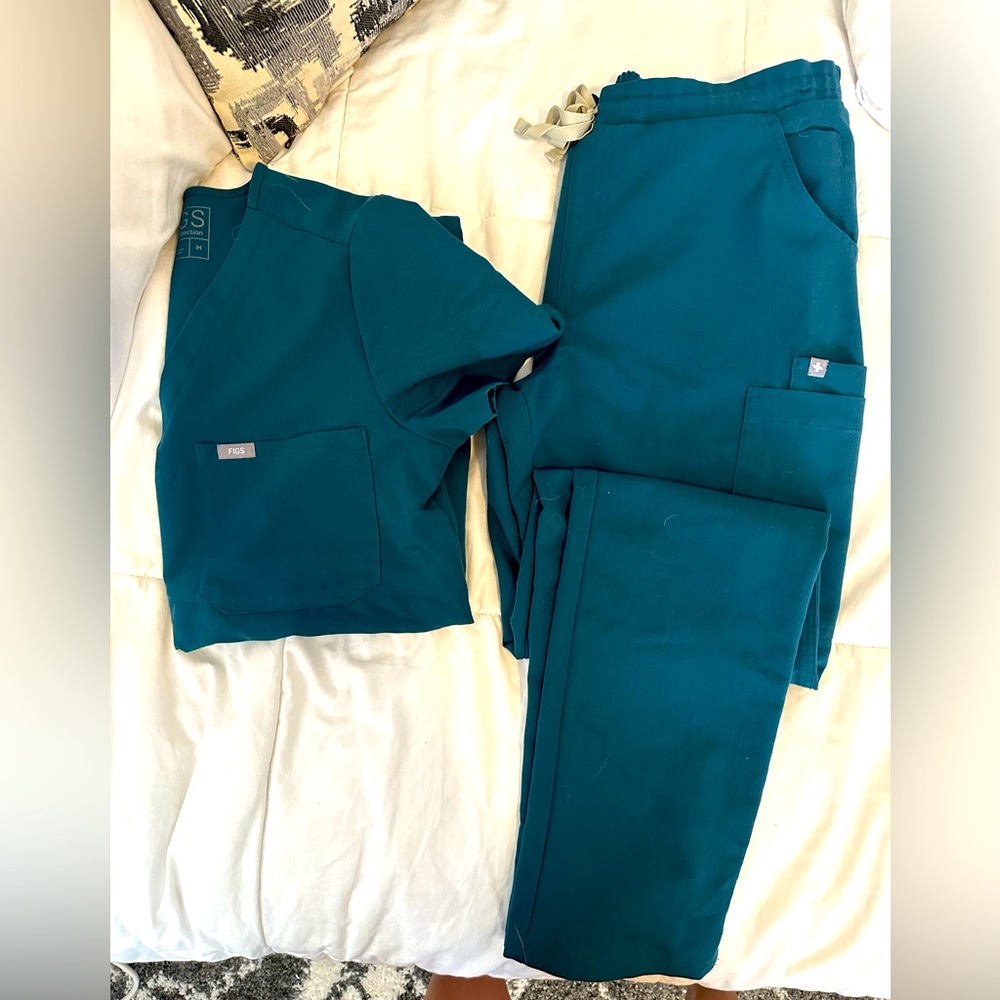 Figs Scrub Set! Size medium. Yola skinny scrub pants and one pocket shirt.